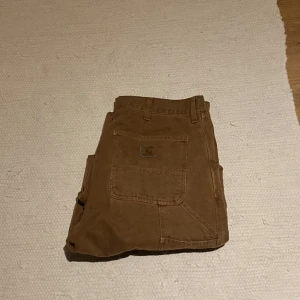 Carhartt Single Knee - Carhartt byxor som Inte passar mig längre o därför säljer jag dem.  Annars är dem praktiskt taget nya. Nypris 1500kr ca