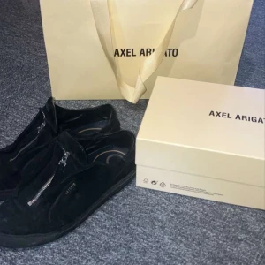 Arigato skor - Ett par snygga arigato skor i ett använt sick men till ett riktigt bra pris. Vid fler frågor är det bara att skriva 