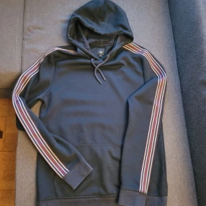 Hoodie  - Använt skick, mörk färg, tror marinblå. 