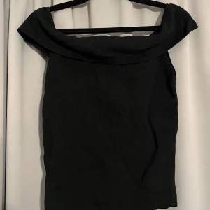 Fest topp från zara - Jättefin svart topp som går att ha både off shoulder eller som en bandeau topp