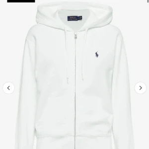 Vit zip up hoodie från Ralph Lauren - Vit zip up hoodie från Ralph Lauren. Den har inga defekter och är i bra skick. Kontakta mig om du har fler frågor 