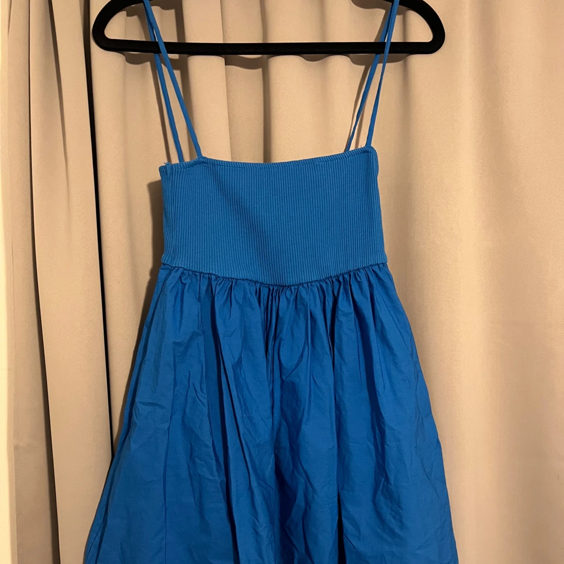 Blå klänning med smala axelband