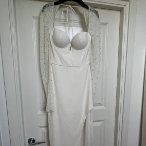 Maxiklänning  - Använd 1 gång  Stretch i materialet en S  Byst : 84 cm Midja : 64 cm Höfter : 92 cm Uk size 6 Nypris €97,95 