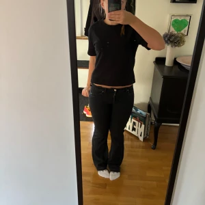 H&M Bootcut Low waist Jeans Svarta - Säljer ett par svarta lågmidjade jeans från hm i storlek 36. Jag har sprättat upp byxorna en gång längst ner eftersom att de var för korta men ingen stor skillnad märks. Köptes för 299kr och säljs för 220kr för det bra kvalitet på byxorna.