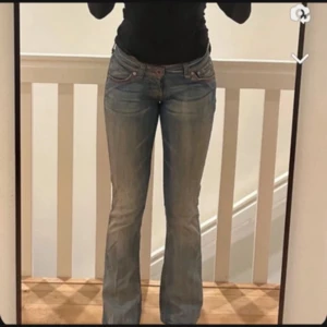 replay jeans - sååå snygga replay jeans. storlek 28/32. för långa för mig som e 162. 38 rakt över i midjan❤️