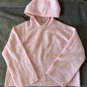 Stickad hoodie Gina tricot  - Säljer denna supersnygga stickade hoodien från Gina som endast är använd 1 gång så i nyskick! Tyckte inte jag passade i färgen❤️Storlek XS och helt slutsåld i den storleken