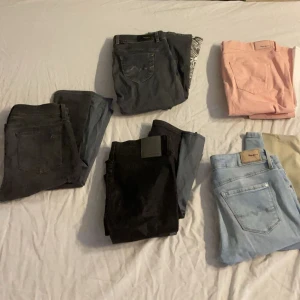 Lågmidjade bootcut jeans  - Säljer massa lågmidjade bootcut jeans (finns flera enskilda annonser i min profil) de är storlekar mellan 34/36/38 skriv gärna om de finns några ni är intresserade av💕