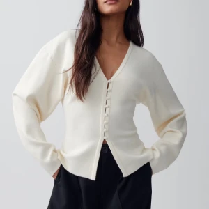 Kofta Gina Tricot  - Helt oanvänd kofta från Gina Tricot. Säljer då jag köpte två.