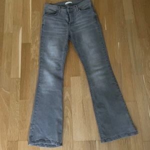 Grå jeans - Säljer dessa skitsnygga jeansen från Gina!!! Köpte secondhand men aldrig använt, för korta på mig❤️