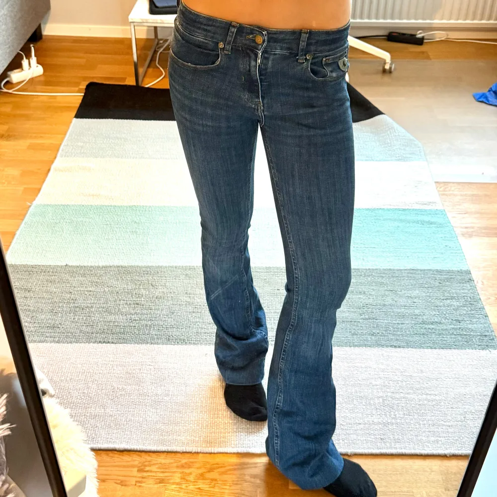 Assnygga jeans från lois! Midjemåttet är 72 cm och innerbenslängden 86 cm ungefär❤️ nypriset är 1800 ungefär❤️. Jeans & Byxor.