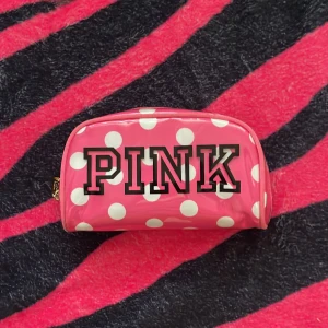 Pink necessär  - köpte av en vän bra skicka ingen skada har dock lite smink fläckar inuti men de är smink så de går bort med smink bortaging är original ifrån Victoria sectet 