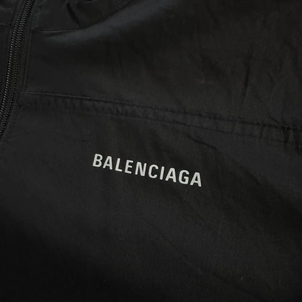 Ruskigt snygg jacka från Balenciaga. Använd i sommar men behöver hitta ett nytt hem där någon kan använda den mer än mig. Bra skick.. Jackor.