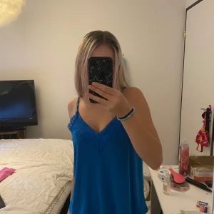 Blått linne med spets  - Bra skick knappt använt, strl S men passar xs