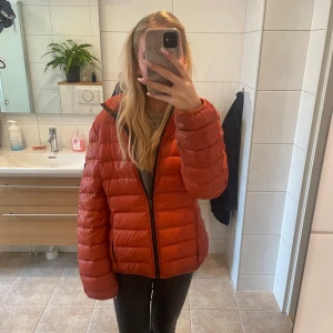 Orange jacka  - Fin mörk orange jacka från reset storlek 42 (liten i storleken som ni ser på bilden) bra skick 
