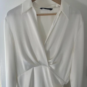 Zara satin klänning - En satin klänning från Zara i storlek M och har fläckar som syns på bilderna där av priset☺️