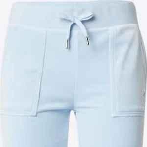 Ljusblåa juicy couture byxor - Ljusblåa juicy couture byxor knappt andvända inga skador priset går att diskutera vid snabb affär har massa andra färger i min profil 