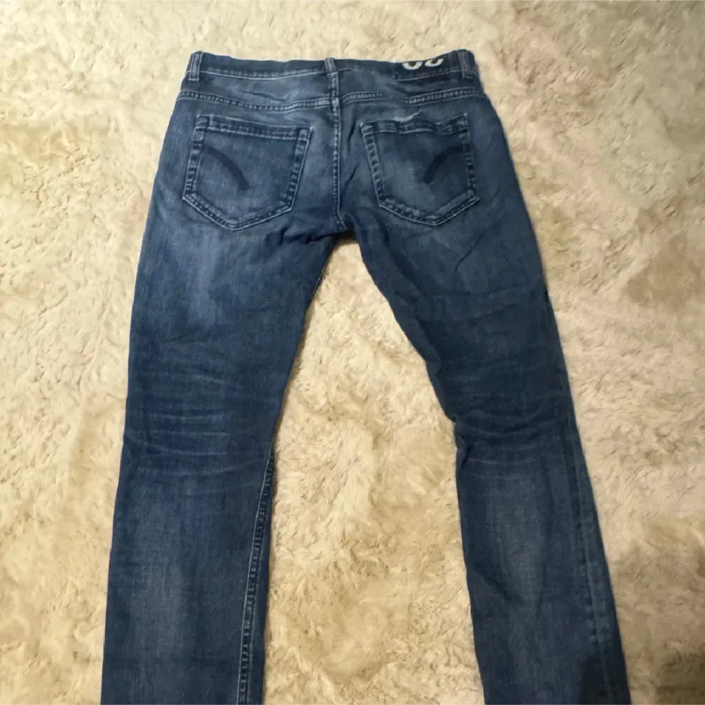 Säljer riktigt snygga Dondup jeans. Jeansen är i väldigt bra skick och har inga skador. Storlek 30/30 Kan gå ner i pris vid snabb affär!. Jeans & Byxor.