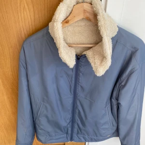 Burton Lynx vändbar fleecejacka, stl S - Cool  Burton Lynx vändbar fleecejacka med hel dragkedja, stl S, färg duvblå/(créme brûlée/folkstone grey), nypris 1649kr, aldrig använd, lapp finns kvar, nu endast 1000kr! 