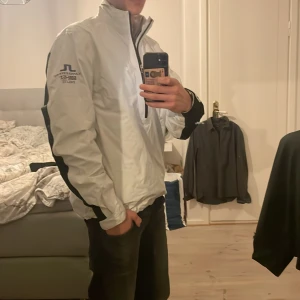 J.L half zip windbreaker  - Sällsynt J.L windbreaker, Storlek M 175-182cm, skick 7/10 lite smutsig men går att tvätta bort (se på sista bilden).