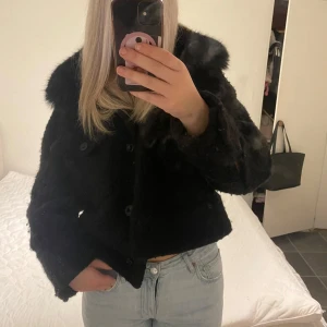 Meotine jacka - I nyskick. Köpt för 3500 kr. Skulle säga att den är till höst & vinter. Lite varmare än den vanliga modellen