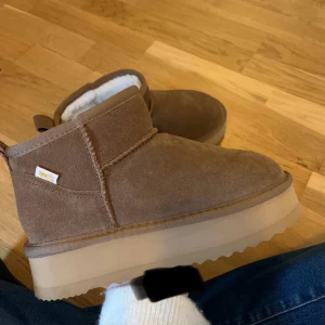 Pernilla Wahlgren Uggs  - Köptes i helgen på Gekås men säljer då de är aningens för små för mej. Använda utomhus endast en gång. Pris kan diskuteras vid snabb affär💗 Skriv gärna vid frågor eller fler bilder💕 