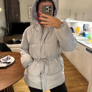 Vinterjacka - Storlek S, den är ljusblå/grå färg. 200kr