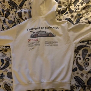 Porsche 911 GT3 RS Hoddie - Fick den förra julen men andvänder den tyvärr inte så mycket längre. Sitter bra o passar även M. Riktigt snygg 