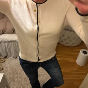 Kofta - Sååå söt kofta från Zara!!! Storlek M men sitter som en S. 