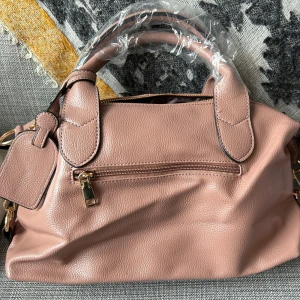  Handväska/baguetteväsks - Helt nu väska från Zalando, ingen prislapp då jag fick den i present men aldrig använd. Pris kan diskuteras!