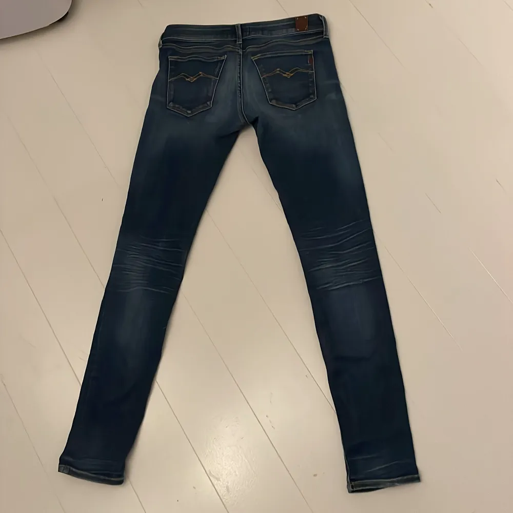 Hej! Säljer dessa as snygga replay jeans. Skick 9/10, inga defekter alls! Modellen är luz vilket är typ som anbass! Stl 27/32, jag är 175 och väger 60 och dom passar mig bra i längden men är ganska tighta, passar förmodligen nån som e lite smalare!. Jeans & Byxor.