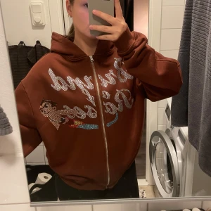 Brand of roses hoodie - Brand of roses hoodie som inte säljs mer. Min kille beställde den men är för liten och har därav aldrig använts. Står ingen storlek men skulle säga en L