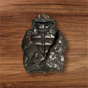 Moncler maya - Storleken är M. Den är i väldigt bra skick. Håller värmen perfekt och bra kvalite.
