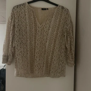 Spets tröja - En fin spets tröja som går att använda både till vardags och till ett festligare tillfälle!