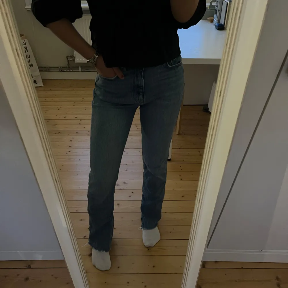 Jeans från Ginatricot med lite högre midja och slits💞Köpta för ungefär 2 årsedan men sällan använt så i mycket bra skick💞. Jeans & Byxor.