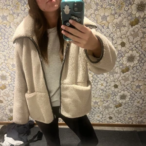 Arket Teddy jacka  - Super mysig jacka från Arket!