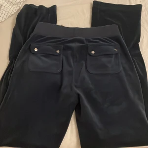 juicy couture byxor  - Byxorna är i mycket bra skick, använd under en kort period :)