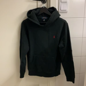 Ralph Lauren hoodie - Säljer nu denna Ralph lauren hoodien i färgen svart. Den är i barn storleken 14- 16 år. Hör av er angående frågor eller vid minsta lilla fundering. Pris kan diskuteras.