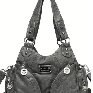 Grå väska från joom  - En grå väska med silver detaljer, den är i bra skick fast de är en bit på själva dragkedje saken har gått av men de ska inte vara nå mer än så  för den går att stänga utan problem💞 köpt för 470kr och säljer för 280