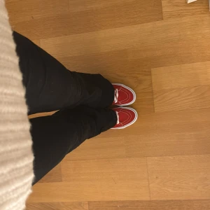 Skor - Så coola röda vans som tyvär är för stora, har bara testat dem och lappen sitter fortfarande kvar på skon!💓💞