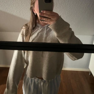 Beige stickad hoodie från JDY - Säljer en supermysig beige stickad hoodie från JDY. Den är croppad och har långa ärmar med ribbade muddar. Helt ny med tag kvar! Säljer pågrund av att jag fått dubbletter 