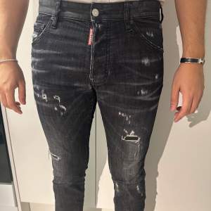 Dessa fina äkta Dsquared2 jeans säljes. Skick 9/10, nypris är 6500. Är i storlek 46. Passar tyvärr inte längre. Tags och extraknappar finns kvar. 