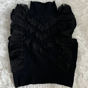 Zara blus  - Zara blus/topp med volanger och fina detaljer. Aldrig använd. Nypris var 350kr och den finns inte att köpa någonstans då den är från förra året. Pris kan diskuteras vid snabb affär 💞💞💞