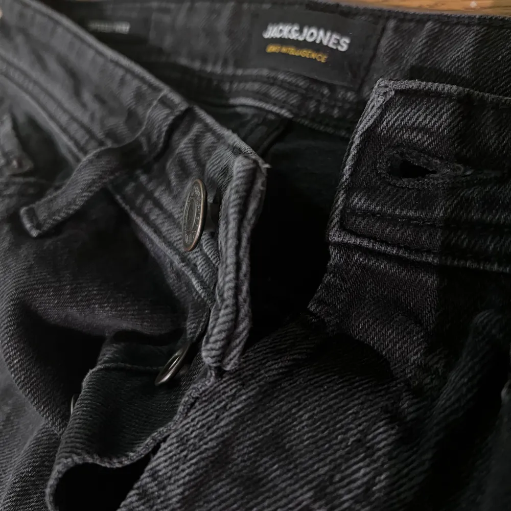 Säljer två par Jack & Jones-jeans i storlek 28/32. Ett par är svart och det andra par är mörkblå. Båda är använda men i mycket bra skick utan några skador eller defekter. Perfekt för dig som letar efter snygga och bekväma jeans!. Jeans & Byxor.