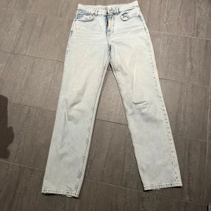 Ljusblåa Jeans  - Säljer dom här jeansen från Gina Tricot då dom är förstora för mig. 