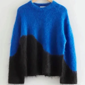 & other stories tröja - Säljer denna populära tröja, storlek xs, fint skick, den är inte förliten på mig som är storlek s