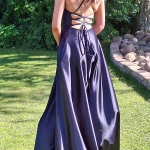 Bal klänning  - Säljer min balklänning, har används en gång och köpte den för 2000kr säljer den för 1500kr men pris kan diskuteras, den e i storlek xs men funkar som s, skriv om ni vill ha fler bilder på den 