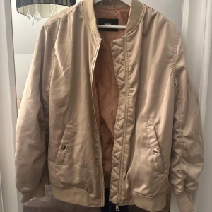bomber jacka  - beige bomber jacka i bra skick, är oversize i modellen har två små fläckar men som knappt syns, kanske går bort i tvätten 
