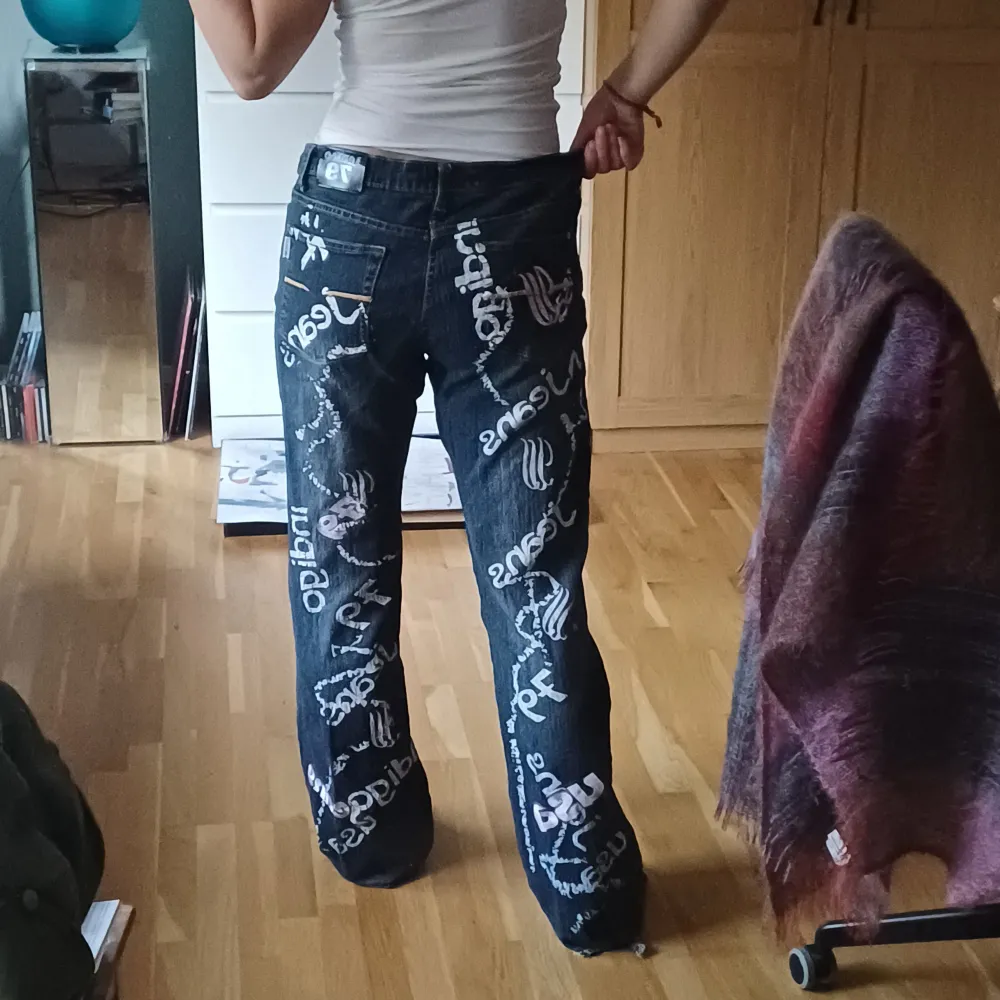 Blå jeans, smått stretching, med vita tryck och broderingar, trycken börjar föagna, slitna vid hälen, annars bra kvalité. (Jag är 167cm) för stora i midjan för mig.. Jeans & Byxor.