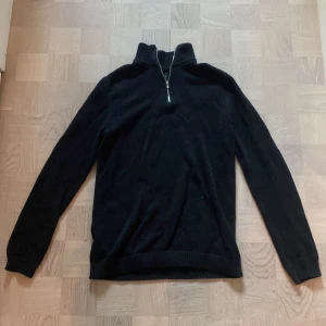 Svart halfzip  - Säljer denna stilrena svarta tröja från ASOS DESIGN i storlek xxs men den passar mer xs. Använd ett fåtal gånger, skick 10/10.  Passar perfekt till höst- och vintergarderoben! Kan gå ner i pris vad på snabb affär.