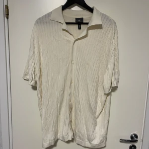 Skjorta  - Stickad skjorta från HM. Bra skick.